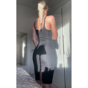 Klänning - Svart midi klänning från Zara med liten slit där bak. Använd 3 gånger så som ny! Kan mötas upp i Jönköping eller Vaggeryd annars tillkommer fraktkostnad 🤍