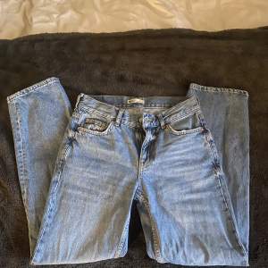 Ett par jättefina lågmidjade raka jeans ifrån Gina Tricot! Säljer pga blivit för små, inte använda speciellt mycket. Har även ett par i 34. Super fint skick. Använd gärna köp nu :)