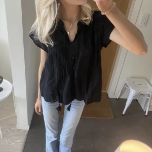 Blus - Säljer denna super söta blusen. Bilderna är lånade, kom privat för egna bilder💛💛 Storlek M men passar mig som vanligtvis har S