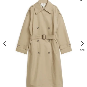Trenchcoat Arket - Säljer en beige trenchcoat från Arket. Köpt förra våren och endast använd 2 gånger. Nypris 1990:- 