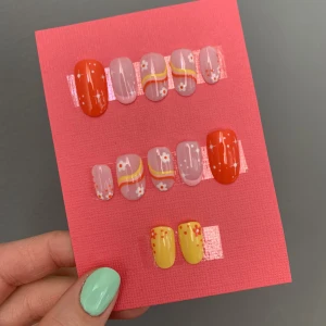 Press on nails - FÄRDIGT SET 💛 Press on nails (lösnaglar) i storlek S. Storleken anser bredden på dina naglar. Alla lösnaglar är handmålade av mig med högkvalitativa gellack. Detta set är ett färdigt set och går alltså att köpa direkt. Jag skickar alltid med 12 naglar 💛💅🏼
