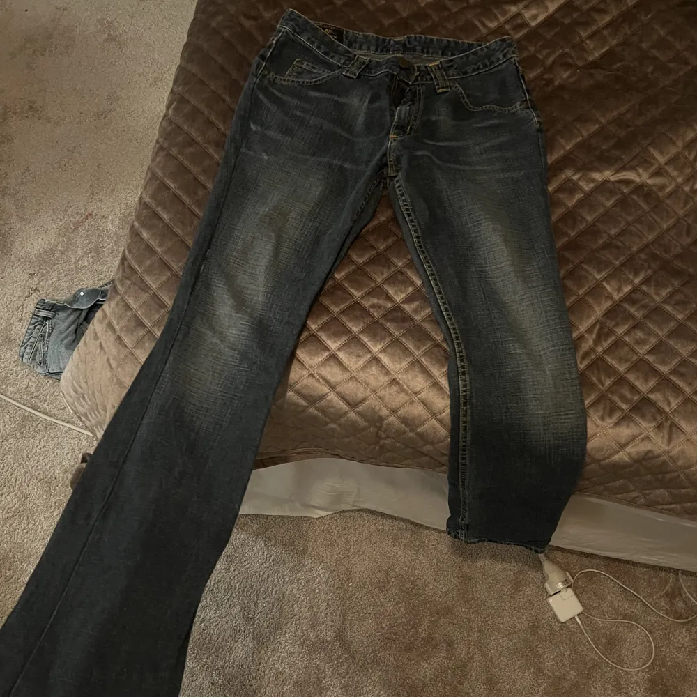 Säljer mina Lågmidjade jeans (inte överdrivet Lågmidjade) men dom är så fina o asså färgen😍Storlek 28/33. Har ingen bild på eftersom dom är försmå på mig!. Jeans & Byxor.