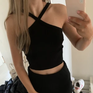 Topp, XS - Festlig topp i ribbat tyg🖤 från Gina Young i storlek 158/164, motsvarar XS. Fint skick! 