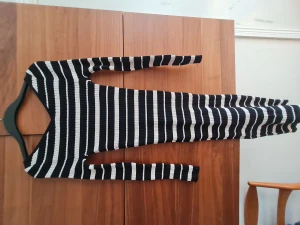 Randig klänning HM small - Snygg figurnära klänning i stretchigt tyg. HM, strl small