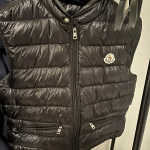 Moncler  - Hej,säljer min Moncler väst i storlek2 som jag köpte på nk i somras. Den är äkta och jag har kvitto