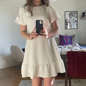 Studentklänning - Säljer min älskade studentklänning som endast använts en gång💘 Supersöt puffärmad klänning med lite volang längst ner🌟 Måtten är: Längd - 83 cm, Bredd - 43 cm, Armlängd - 27 cm, Mellan hals och midja - 33 cm, Kjoldelen - 50 cm