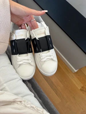 Valentino skor - Säljer nu mina valentino skor i storlek 39 som jag nyligen fick i födelsedags present därav finns inte kvitto. De är precis som nya och endast testade då jag vill köpa ett par andra skor. Alla tillbehör följer självklart med! Hör av er vid fler frågor💕