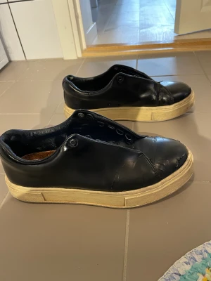 Eytys skor  - Säljer billigt då skorna är rejält använda 
