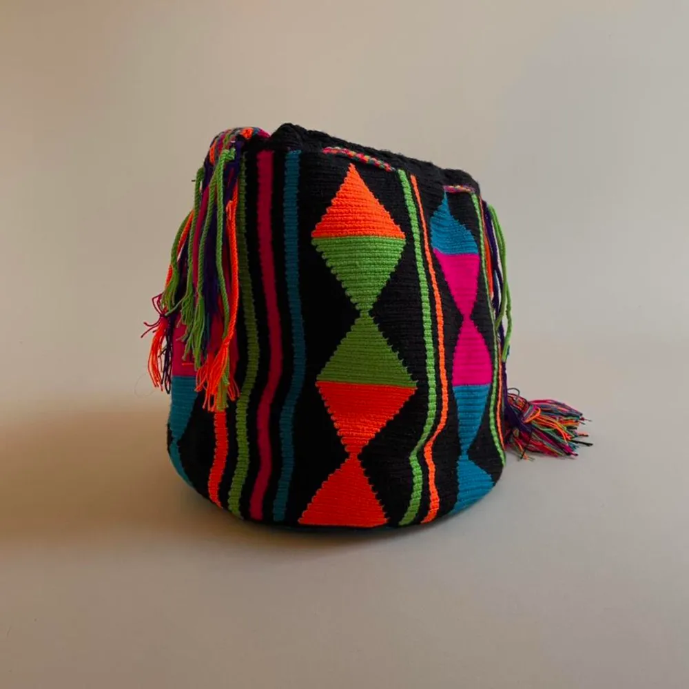 This vintage Mochila bucket bag is made in Colombia with colorful threads made of Cotton and Aloe.   The braided shoulder strap can be easily adjusted by tying a knot to shorten. Drawstring Closure with Fringed Tassels. Väskor.