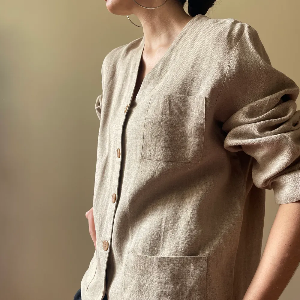 French Linen Blouse with V Neckline and 3 Frontal Pockets. Tonal Colored Buttons. Best Worn as a Casual Look (Oversized M/Fitted L-XL). Excellent Condition. Original Tagged Size 3. Model is 160cm (5”3) and generally fits XS/S. Made in France.. Blusar.