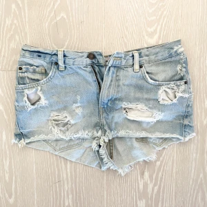 Ljusa jeansshorts - Ljusa jeansshorts med slitningar, använda men i fint skick.   Har ingen bild med dem på då dem är alldeles för små. 
