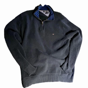 Tommy hilfiger half zip up sweater - Stickad tröja/half zip up från tommy hilfiger. Herrstorlek M men funkar på mig lite oversize. Tröjan är marinblå💙 