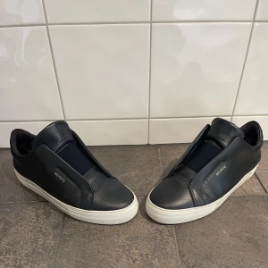 Axel Arigato clean 360  - Fina Axel Arigato clean 360 skor i färgen marinblå. Färgen säljs ej längre.  Storlek: 42 Fler bilder på skorna kan skickas. 