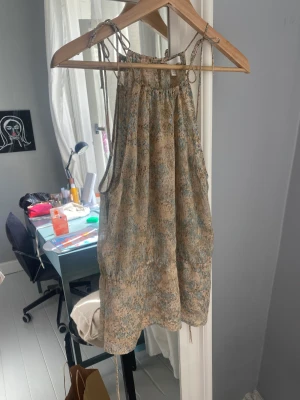 Topp från hm  - Säljer min söta sommartopp från hm. Går att dra åt i midjan samt ha löst som på den sista bilden! 