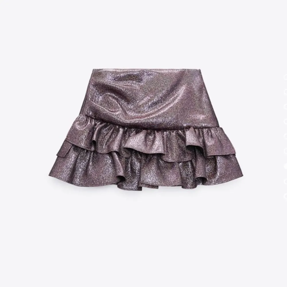 Säljer denna fantastiska volangkjol från zara i lila glitter tyg. Den har inbyggda shorts och är i storlek XS. Kjolar.