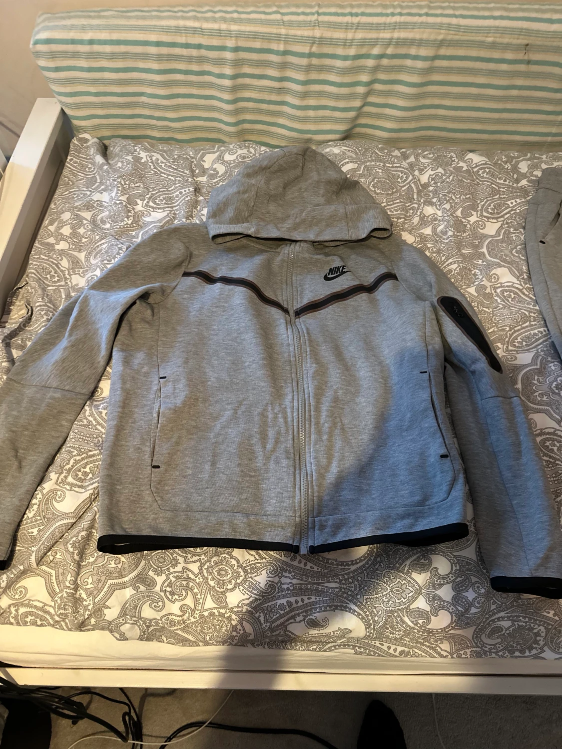 Grå Nike Tech Tracksuit