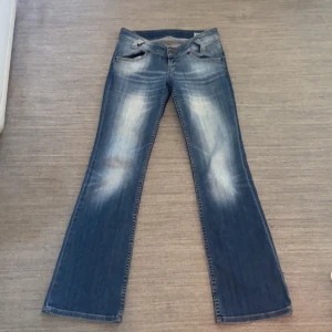 Lågmidjade lee jeans - Säljer dehär jätte snygga lågmidjade jeansen från LEE. De är i fint skick och jag inga defekter. Säljer pga att jag har liknande💞💞 Mått: Midjemått:39 cm Benmått:100cm Innerbensmått:81 cm