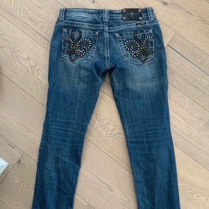 Miss me jeans - Säljer dessa miss me jeans strl 27. Modellen är skinny men de sitter straight. Lågmidjade. Bra skick. Har fler bilder. Kan mötas upp i Stockholm annars står köpare för frakt😊