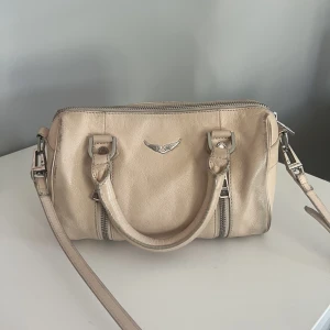 Zadig väska  - Sa fin Zadig väska i en beige/rosa färg.TRYCK INTE PÅ KÖP NU. Jätte unik då denna färg ej finns kvar på deras hemsida. Du får även en tillhörande dustbag! ❤️Köpte på Vestiare Collective. Har inget äkthetsbevis då jag ej köpte till en koll för de. 
