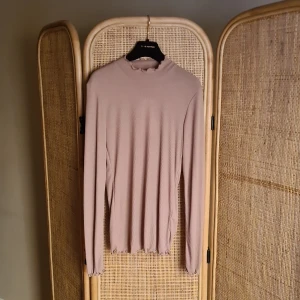 SAMSØE SAMSØE  - Beautiful beige-ish top from Samsøe Samsøe in recycled polyester. Cute wavy seams in neck, cuff and hem. New condition with price tags on. 