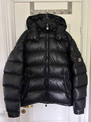 Moncler maya - Säljer denna svarta moncler jackan i modell Maya i st 4 / M-L. Super fint skick inga skador eller liknande. För mer bilder är det bara att skriva!