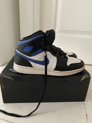 Jordan 1 Mid Racer Blue - Rätt så slitna Jordans men funkar. Skorna kostade 1600 kr från Farfetch. Box ingår inte då jag har tappat bort den. En annan box kommer i frakten så att inte skorna skadas.