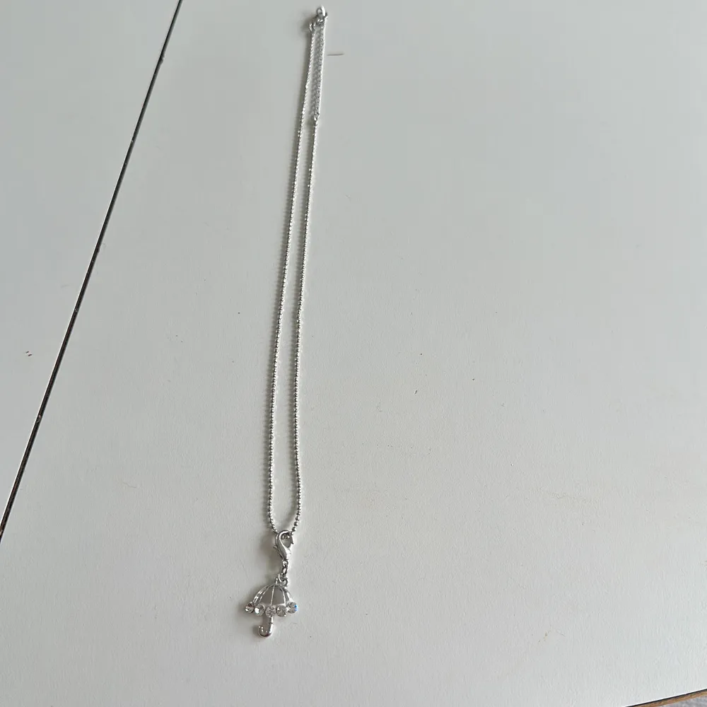 Ett gulligt halsband med ett paraply på❤️ Inte äkta silver och har använts ett fåtal gånger🤗 Minns inte vart det kommer ifrån. Accessoarer.