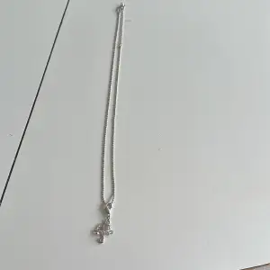 Ett gulligt halsband med ett paraply på❤️ Inte äkta silver och har använts ett fåtal gånger🤗 Minns inte vart det kommer ifrån