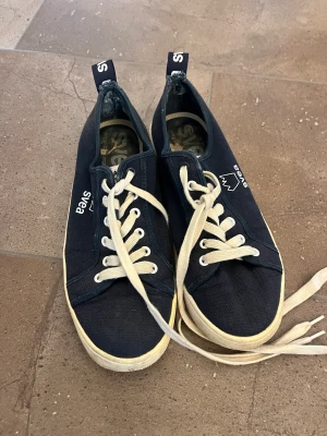 Svea Sneakers  - Snygga sneakers från Svea med platå. Använda men har mycket kvar att ge, speciellt om man tvättar av dom lite 😊