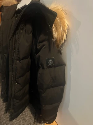 Hollies jacka - Säljer hollies vinter jacka i bra skick. Ny pris 3800