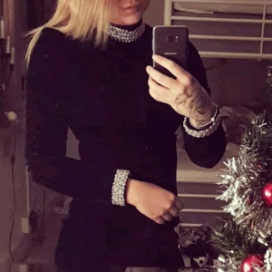 Klänning - Klänning ifrån nly one, endast använd 1gång under nyår. Dragkedja&knäppning i ryggen,pärlor på kragen och nere vid handlederna. Sammetstyg.