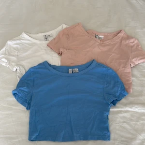 T-shirts  - Tre korta t-shirts från hm kan köpas tillsammans eller var för sig 