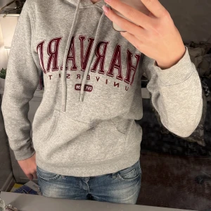 Hoodie - Säljer denna Harvard hoodien. Den är köpt för 349. Men har fläckar så sänker priset mycket ❤️