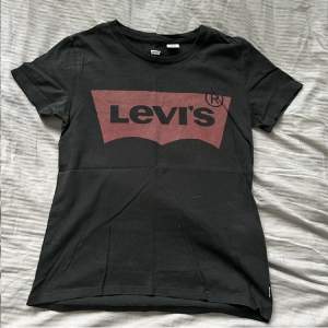 Äkta Levis’s t-shirt i storlek xs. 💕🫶🏻🤍använd gärna ”köp nu” ✨