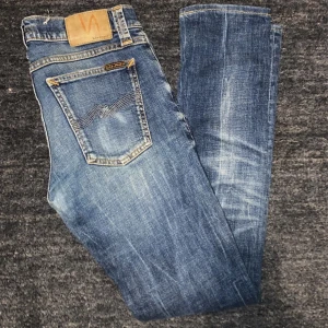 Nudie Jeans - Säljer dessa feta Nudie Jeans. Storlek W28/L34 - Jeansen är i bra skick. Nypris 1600kr - mitt pris 149kr. Pris kan diskuteras, bara att skriva!