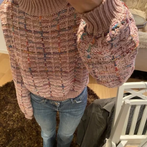 Mysig tröja - Jättemysig tröja som är perfekt till hösten. Jättemysig att ha hemma men även jättemysig o snygg att ha till ett par jeans!!!❤️❤️🤗🤗🤗😊😊