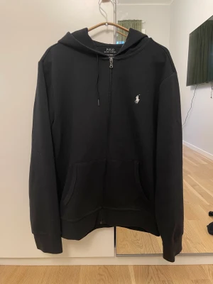 Ralph lauren hoodie  - Säljer min svarta ralph lauren hoodie eftersom att den inte kommer till användning längre. Köpte den på NK för ca 2000kr Den är i väldigt fint skick 