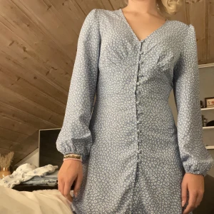 Klänning, nelly - I princip ny klänning från glamouros kollektionen hos Nelly, i storlek 36/S