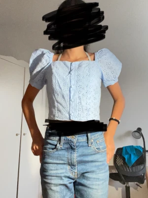 Ljusblå topp - Denna ljusblåa top är från AMISU  Är tyvärr för kort för mig är xs och passar 152-164