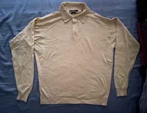 Långärmad tröja  - Knappt använd  Fin och bra material 