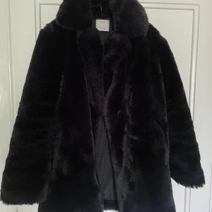 Pälsjacka (fuskpäls) - Använd ett fåtal gånger, mycket fint skick! Strl S. Från djur- och rökfritt hem. Nypris 899kr. 