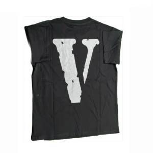 vlone tröja  - fick denna i present men kommer aldrig ha på mig den, V på fram och baksidan lyser i mörkret eller reflekteras eller va d va. Såg att dom går för ganska mycket men vill helt ärligt bara bli av med den. skriv bara om ni undrar nåt. btw helt ny