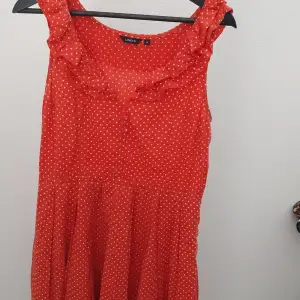 Röd klänning med vita prockar köpt på lindex för några år sedan passar inte längre så säljer den :) 
