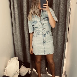 Jeans klänning  - Superfin jeans klänning från mango, bra skick och knappt använd! 
