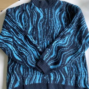 Stickad tröja - Mönstrad stickad tröja från monki. Tröjan är oversized och passar storlek XS-L, beroende på hur man vill att tröjan ska sitta. Varm nu till hösten! Tröjan är inte använd mer än ett fåtal gånger och k mycket bra skick.
