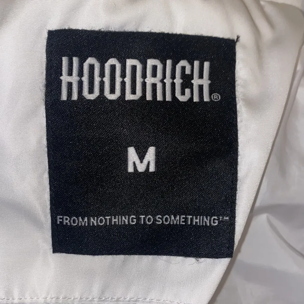 Säljer hoodrich jacka, köpt förra året använd flera gånger, köp från JD sports i Mall Of Scandinavia  - Inga defekter eller skador på jackan. Jackor.