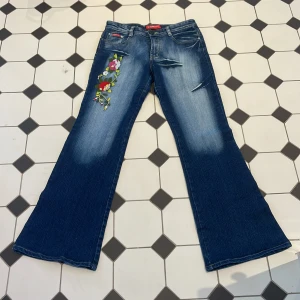 Utsvängda jeans - Midjemått tvärs över 39cm innerbenslängd 80cm 