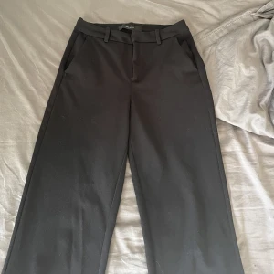 Kostymbyxor  - Säljer nu mina jätte sköna kostymbyxor från Vero Moda som tyvärr är för korta på mig. 