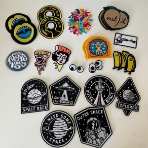 Patches/tygmärke - Olika tygmärken som man kan ha till exempelvis overallen eller bara för att piffa till någon väska!! Det finns klister på alla så det är bara att stryka på dom. 15kr/st, kan mötas upp annars tillkommer frakt på 15kr