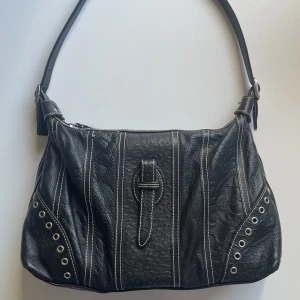 Handväska  - Så fin unik handväska, det i bra skick. Den har flera fack på insidan och man kan ha banden olika långa. B:30 H:20 vill du köpa är det bara att trycka på ”köp nu”